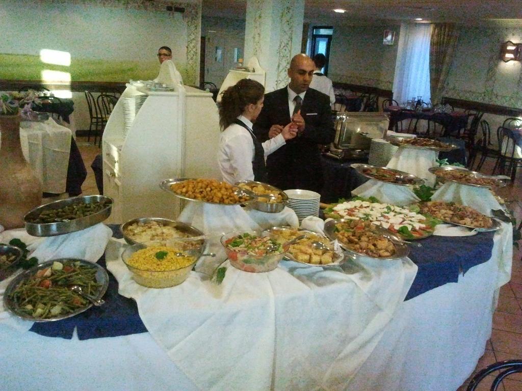 Hotel Club Sabbiadoro Battipaglia Bagian luar foto
