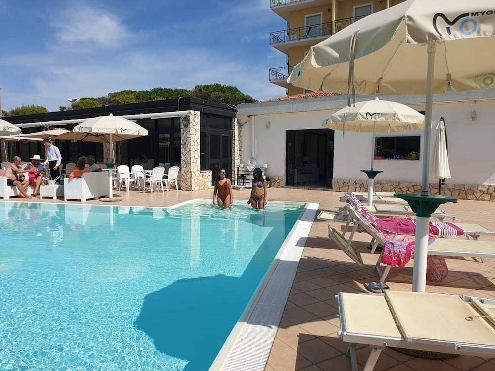 Hotel Club Sabbiadoro Battipaglia Bagian luar foto