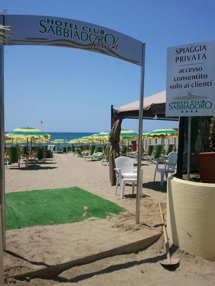 Hotel Club Sabbiadoro Battipaglia Bagian luar foto