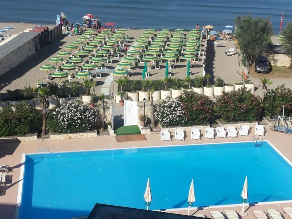 Hotel Club Sabbiadoro Battipaglia Bagian luar foto
